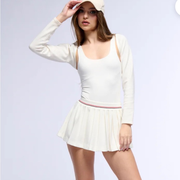 AKIRA Pants - Y2K PLEATED White SKORT with red & blue Stripe Band Detail